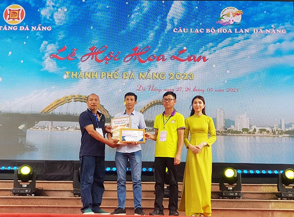 Nghệ nhân Nguyễn Thiện Nhân (Đăk Lăk) đạt giải Nhất bộ giải lan thân thòng 