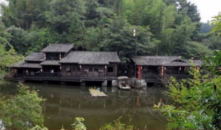 Bí ẩn ngôi làng nhiều cây, có ao tù nhưng hàng trăm năm không có muỗi