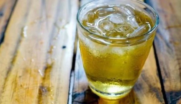 Loại nước lá rẻ tiền, bán đầy vỉa hè, được dùng làm "thuốc" lâu năm