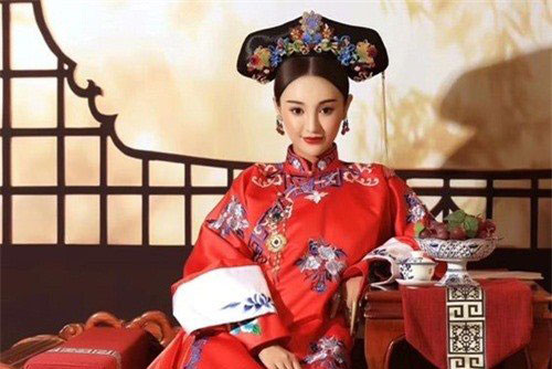 Vì sao các phi tần nhà Thanh luôn đeo hộ giáp không rời?