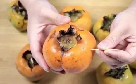 Lấy tăm chọc vào quả hồng giòn trước khi ăn: Biết được lợi ích của việc này ai cũng muốn làm theo