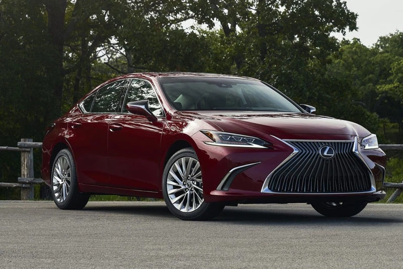 1. Lexus ES 2023 (giá khởi điểm: 43.090 USD).