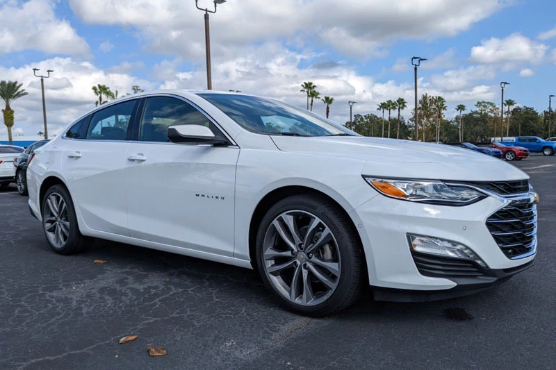 6. Chevrolet Malibu 2023 (giá khởi điểm: 26.095 USD).