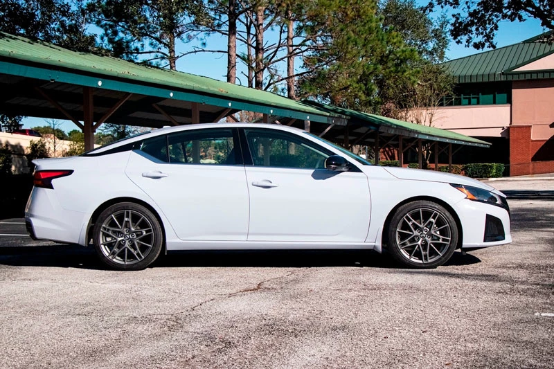 7. Nissan Altima 2023 (giá khởi điểm: 25.490 USD).