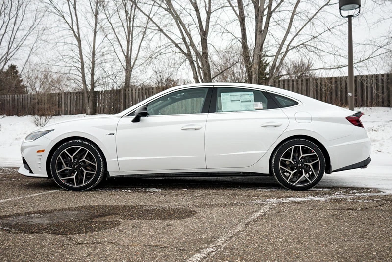 9. Hyundai Sonata 2023 (giá khởi điểm: 25.250 USD).