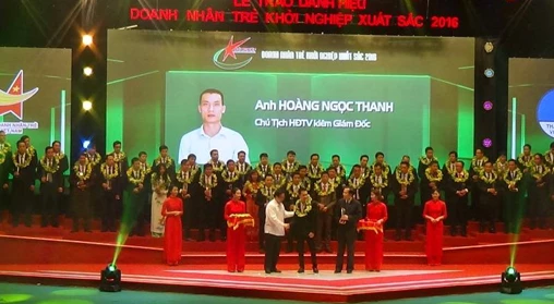 Anh Hoàng Ngọc Thanh tại lễ trao danh hiệu doanh nhân trẻ khởi nghiệp xuất sắc năm 2016.