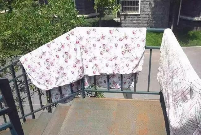 Lấy giấm xịt lên chăn, đệm: Tưởng dở hóa ra tuyệt chiêu ít người biết, giúp tiết kiệm cả đống tiền