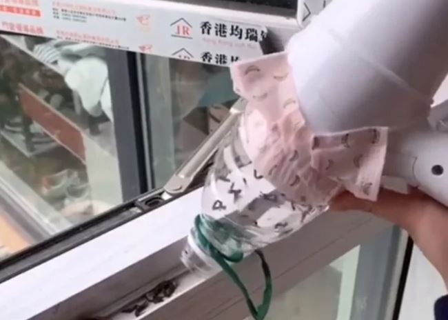 Khe cửa bám đầy bụi bẩn, chỉ cần đổ thứ này vào là sạch bóng, sáng bóng