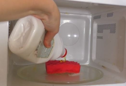 Lau lò vi sóng đừng chỉ dùng nước lã: Làm cách này vừa hết dầu mỡ vừa sạch khuẩn
