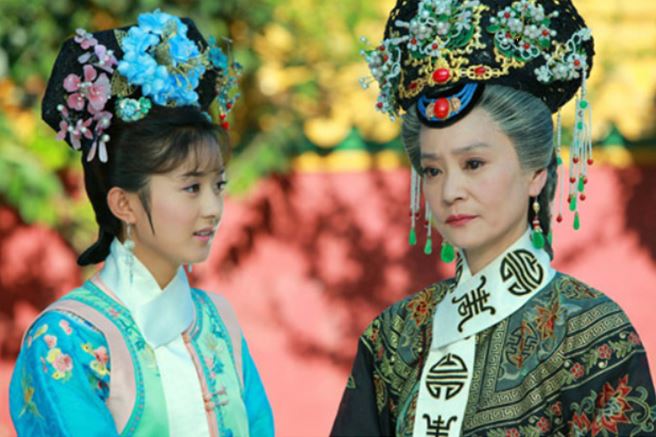 Tại sao trên cổ các phi tần nhà Thanh luôn đeo một dải lụa màu trắng?