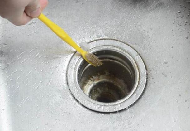 Bồn rửa bát bị tắc cứng: Dùng thứ có sẵn trong bếp này có thể thông tắc dễ dàng, không tốn tiền gọi thợ