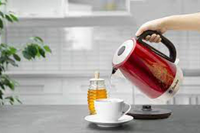 Dùng ấm siêu tốc cần bỏ ngay 6 sai lầm tai hại này, vừa khiến tiền điện tăng vọt vừa nguy hiểm tính mạng