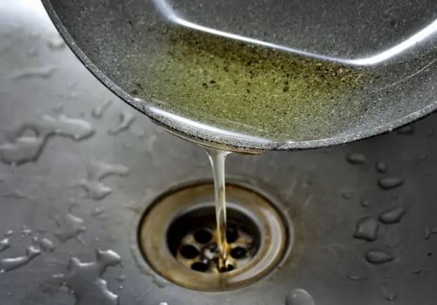 Tiện tay đổ 6 thứ này xuống cống, cả năm không tiêu, tốn tiền triệu để thông tắc