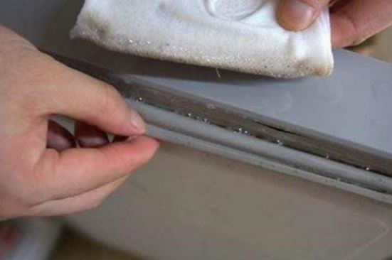 Gioăng tủ lạnh có cặn bẩn đen xì, lau bằng nước lã không hết: Thêm thứ này vào mới sạch khuẩn, sáng như mới