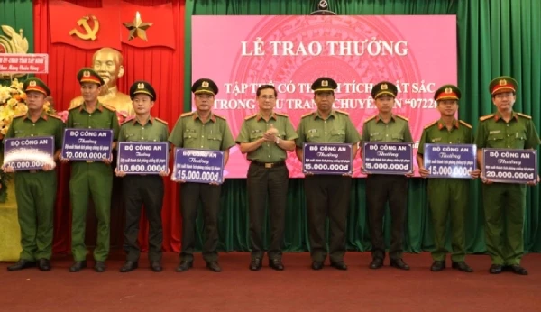 Đại tá Nguyễn Văn Trãi - Giám đốc Công an tỉnh Tây Ninh, trao thưởng cho lực lượng tham gia chuyên án