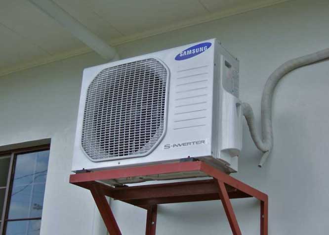 Cục nóng điều hòa tuyệt đối không lắp trên tường như thế này! Lý do khiến bạn phải hối hận