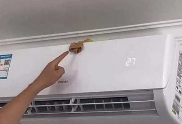 Đặt một chiếc tất lên trên điều hòa, giải quyết ngay vấn đề nhà nào cũng gặp trong mùa hè