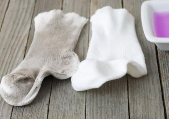 Giặt tất trắng dùng xà phòng thôi chưa đủ: Làm theo cách này mới hết vết bẩn, ố vàng