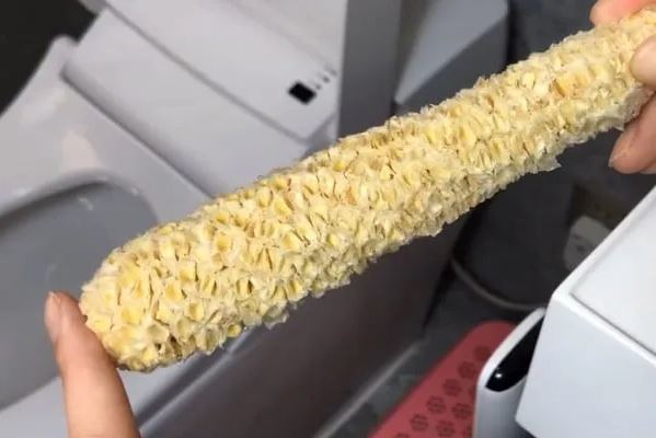 Lõi ngô đem sấy khô rồi đặt trong bếp, chỉ sau 1 đêm sẽ thấy điều kỳ diệu