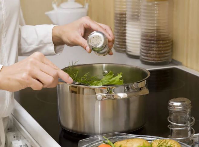 Lỡ nấu ăn bị mặn đừng vội thêm nước: Cho thứ này là giải quyết được ngay