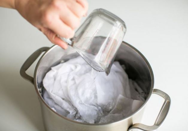 Quần áo bị mốc đen li ti đừng vứt đi mà phí, đem ngâm với thứ này là sạch như mới