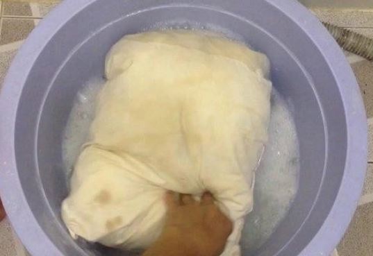 Đem ruột gối vào ngâm trong nước xà phòng pha cùng thứ này: Ố vàng đến mấy cùng sạch tinh như mới