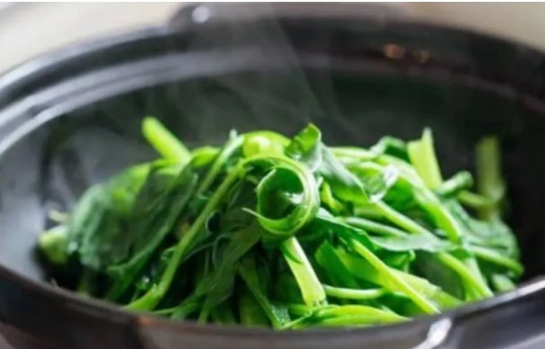 Luộc rau nhớ cho thêm vài giọt này, rau xanh mướt và giữ nguyên chất dinh dưỡng