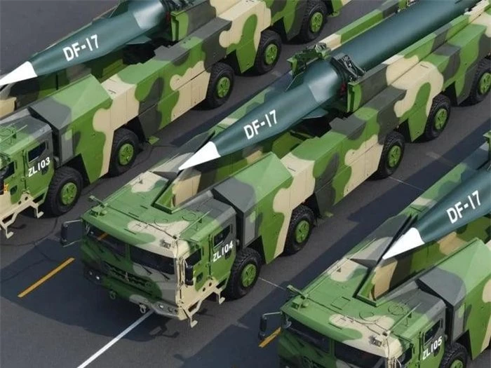 Tên lửa siêu thanh DF-17 được quân đội Trung Quốc giới thiệu tại lễ duyệt binh năm 2019. (Ảnh: EPA)