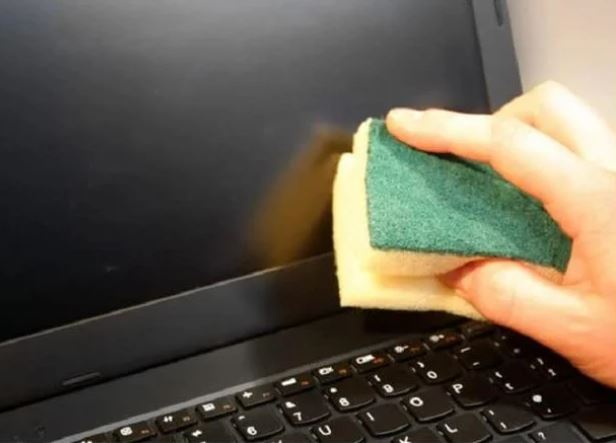 Lau màn hình máy tính đừng dùng khăn giấy hay nước lã: Lấy thứ này lau mới sạch, không còn một hạt bụi