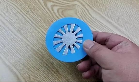 Đặt 1 quả bóng bay vào nhà vệ sinh: Không lo cống thoát nước bốc mùi hôi