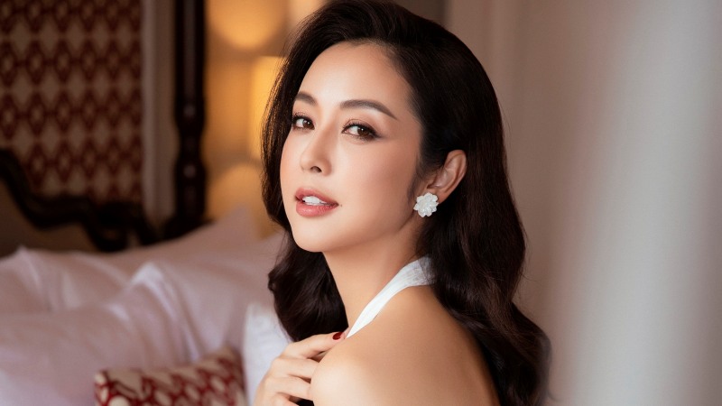 Hoa hậu Jennifer Phạm khoe vẻ đẹp không tuổi trong bộ sưu tập của nhà thiết kế Lê Thanh Hòa