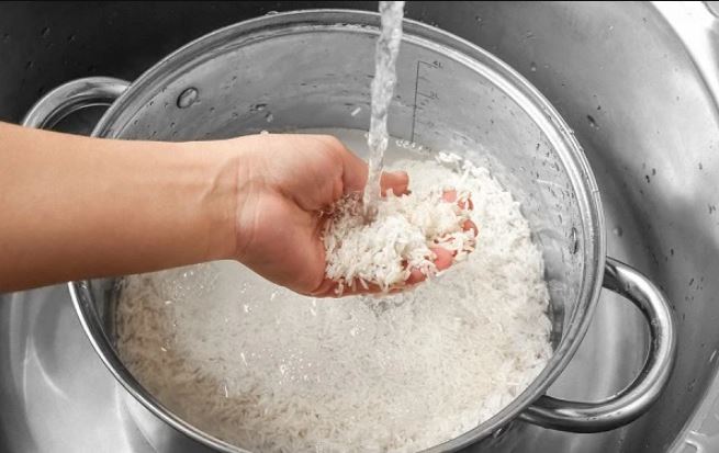 Bác sĩ lưu ý cách vo gạo thế này sẽ làm mất lớp vỏ lụa bọc Vitamin B1, dễ gây bệnh Beriberi