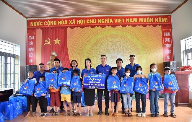 Nhôm Đắk Nông trao hàng ngàn phần quà cho thiếu nhi