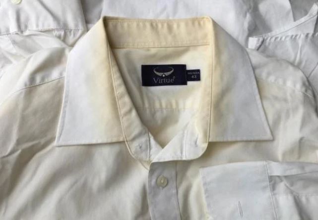 Cổ áo sơ mi bị ố vàng giặt xà phòng không sạch, thêm 1 thứ để áo trắng tinh như mới