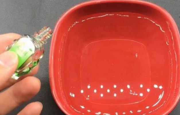 Đặt bát nước này cạnh giường, cả đêm muỗi không dám bén mảng