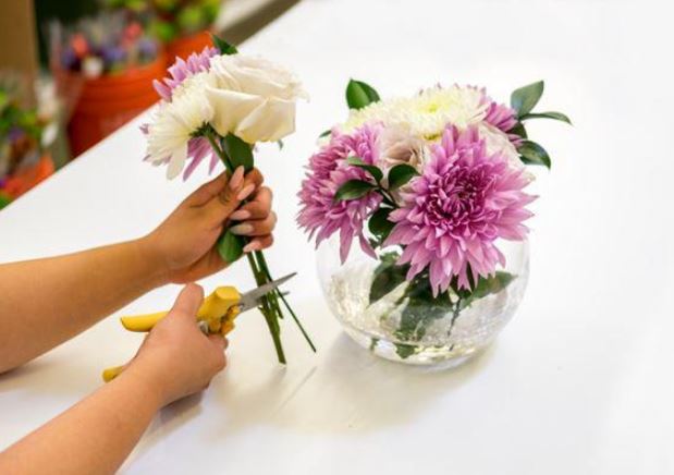 Cắm hoa đừng chỉ dùng nước lã: Thêm thứ này hoa nở đều, cả tuần vẫn tươi rói