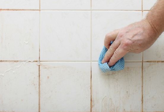Đường chỉ gạch trong phòng tắm ố vàng, bám cặn bẩn làm ngay 5 cách này sạch trong tích tắc