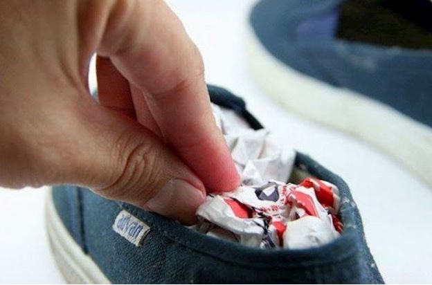 Vừa giặt giày thì trời mưa, đây là cách để làm khô giày nhanh chóng