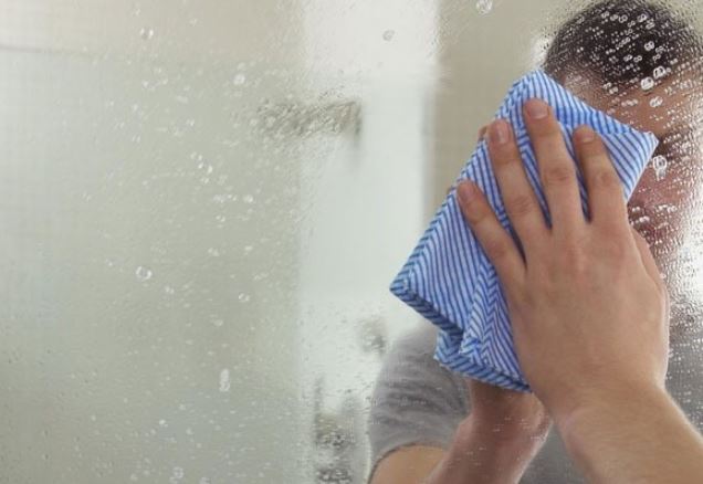 Lau gương phòng tắm đừng dùng nước lã: Lấy thứ này lau nhẹ là gương sáng bóng