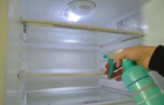 Tủ lạnh bẩn không nên lau bằng nước lã, lấy 3 thứ này lau vừa sạch khuẩn vừa khử mùi
