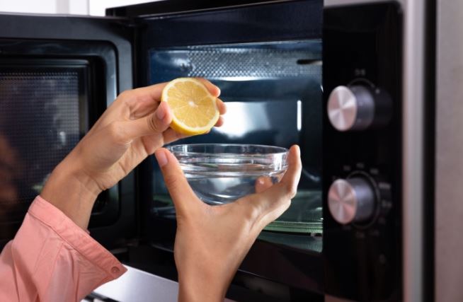 5 cách làm sạch lò vi sóng dính đầy dầu mỡ 'trong vòng một nốt nhạc'