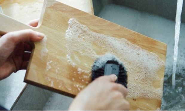 Cách làm sạch thớt gỗ để tránh rước bệnh vào người