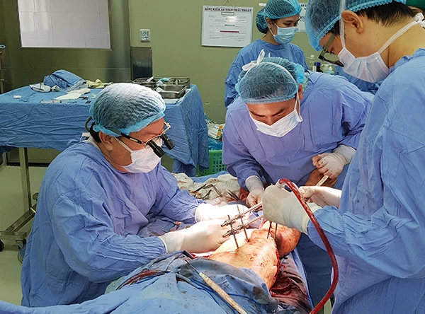 Phẫu thuật tạo hình tại khoa Ngoại bỏng - Tạo hình, Bệnh viện Đà Nẵng (Ảnh do Bệnh viện Đà Nẵng cung cấp)