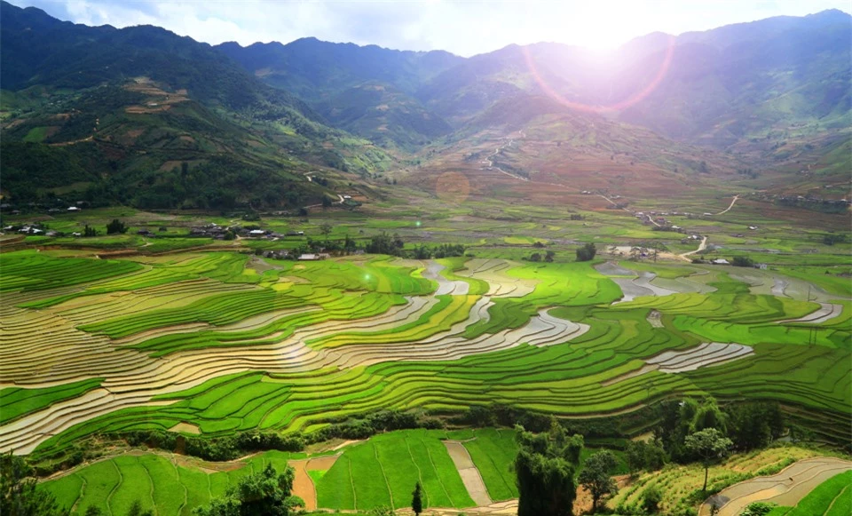 M&ugrave;a đổ nước tr&ecirc;n M&ugrave; Cang Chải thường diễn ra v&agrave;o th&aacute;ng 5 v&agrave; th&aacute;ng 6 h&agrave;ng năm. Đ&acirc;y l&agrave; thời gian c&aacute;c cơn mưa m&ugrave;a hạ đổ về v&agrave; cung cấp nước cho b&agrave; con d&acirc;n tộc cấy m&ugrave;a vụ mới.