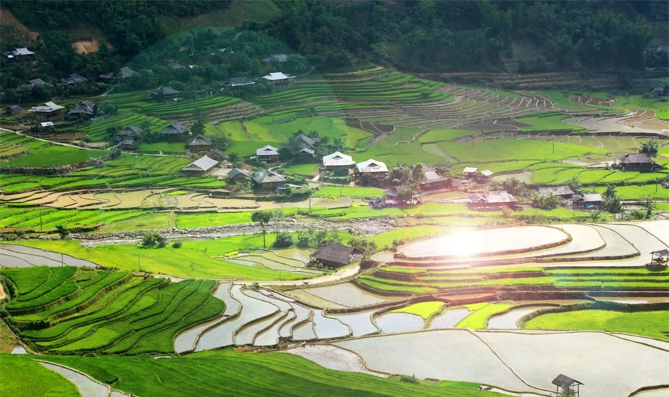 Năm 2007, ruộng bậc thang ở 3 x&atilde; La P&aacute;n Tẩn, Dế Xu Ph&igrave;nh v&agrave; Chế Cu Nha - thi&ecirc;n đường ruộng bậc thang Việt Nam - đ&atilde; được Nh&agrave; nước c&ocirc;ng nhận Danh thắng quốc gia. Kh&ocirc;ng chỉ vậy, M&ugrave; Cang Chải c&ograve;n được bầu chọn v&agrave;o top 10 ruộng bậc thang đẹp nhất thế giới.