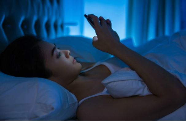 4 tác hại do sử dụng điện thoại trước khi đi ngủ 