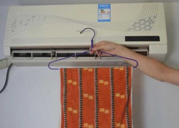 Treo khăn ướt trong phòng điều hòa có tác dụng gì?