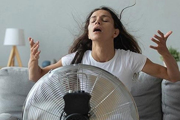Thói quen sai lầm khi dùng quạt có thể khiến bạn liệt mặt, thậm chí sốc nhiệt, tử vong