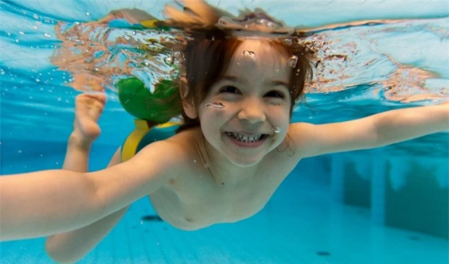 Cách phòng viêm tai giữa cho trẻ khi đi bơi trong mùa hè