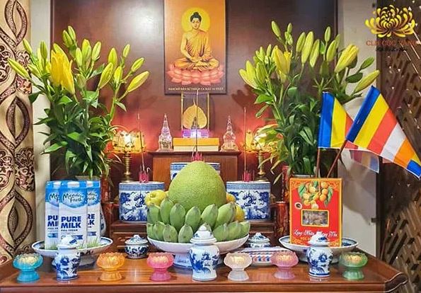 Lọ hoa nên đặt ở bên trái hay bên phải bàn thờ? Con cháu làm sai bảo sao mất hết phúc lộc